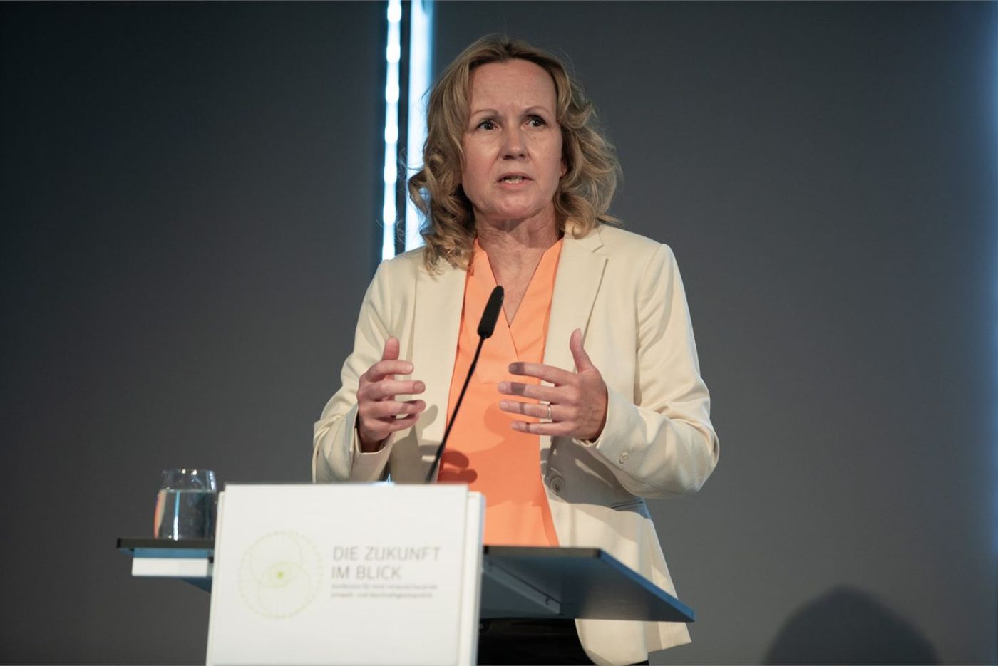 Konferenz-Eröffnung – Konferenzteilnehmer begrüßen sich