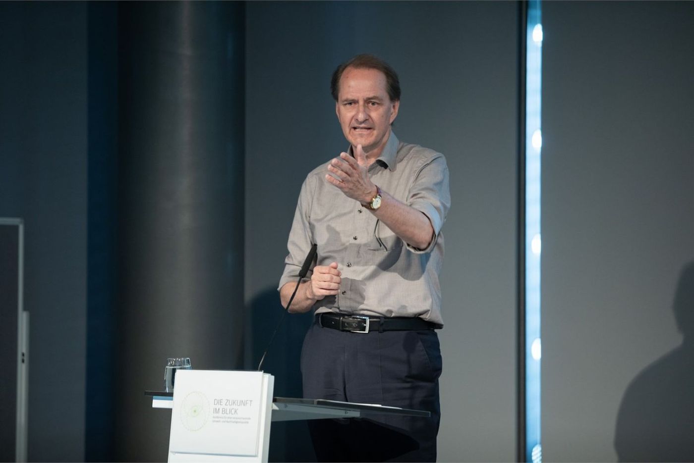 Präsentation bei der Konferenz – Redner am Podium