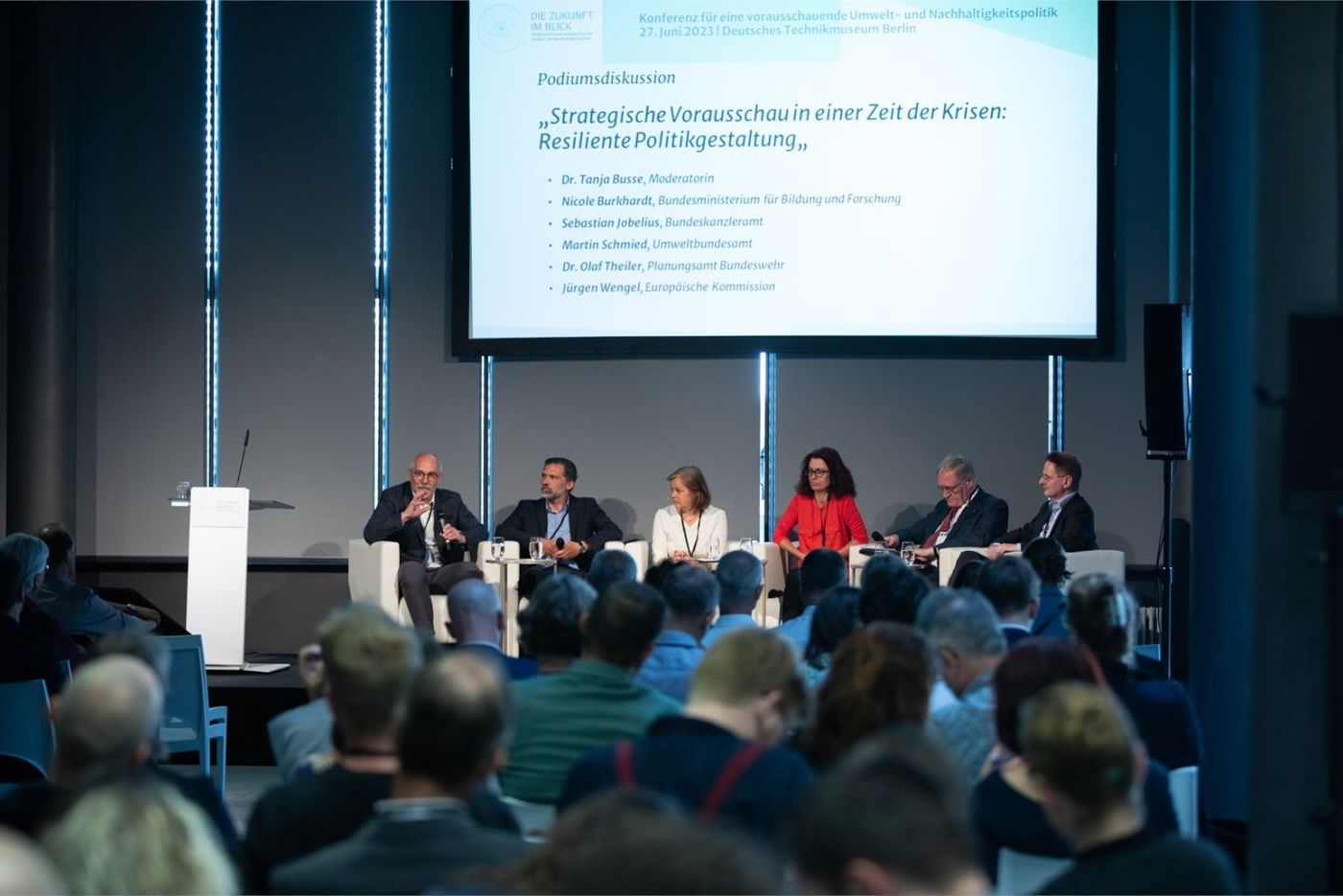 Konferenzvortrag – Publikum aufmerksam zuschauend