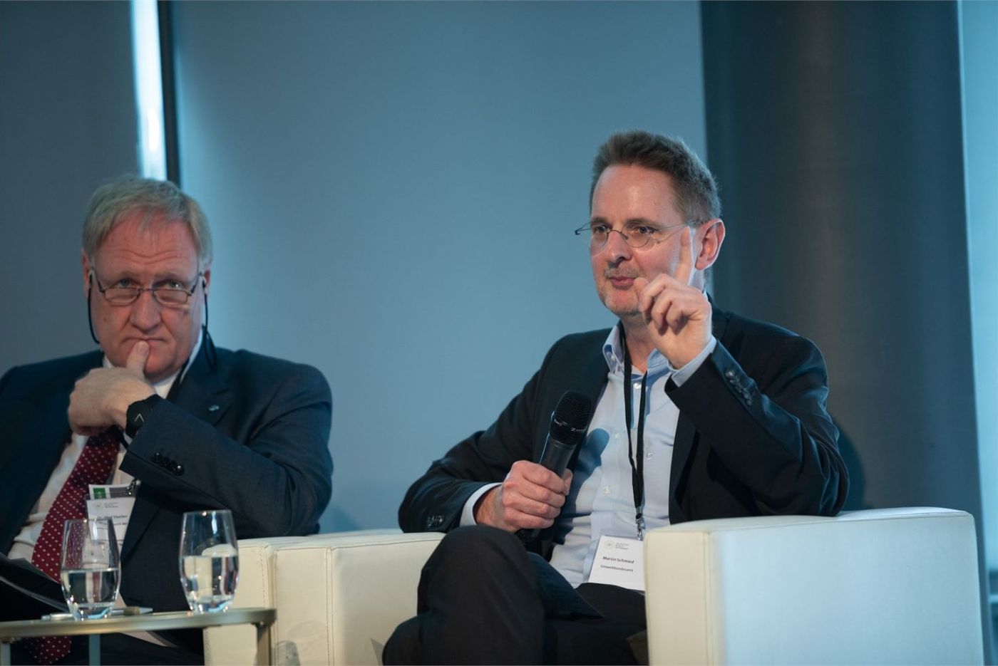 Netzwerkveranstaltung – Konferenzteilnehmer im Dialog