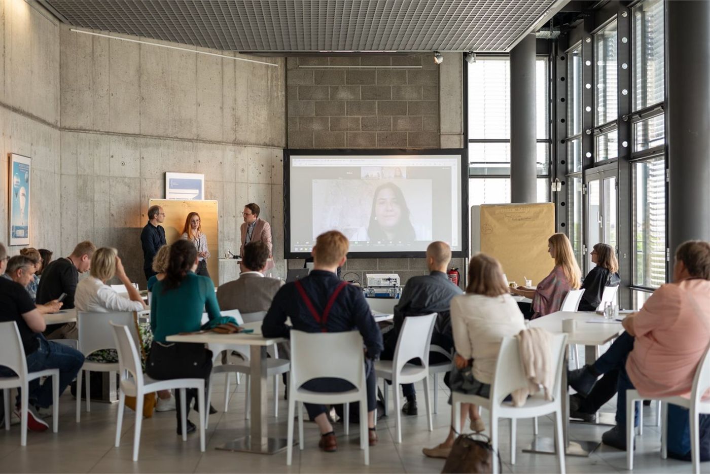 Konferenzveranstaltung – Publikum und Bühne