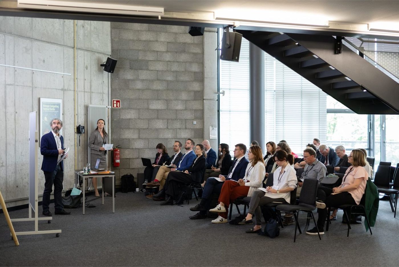 Konferenzteilnehmer in intensiver Fachdiskussion
