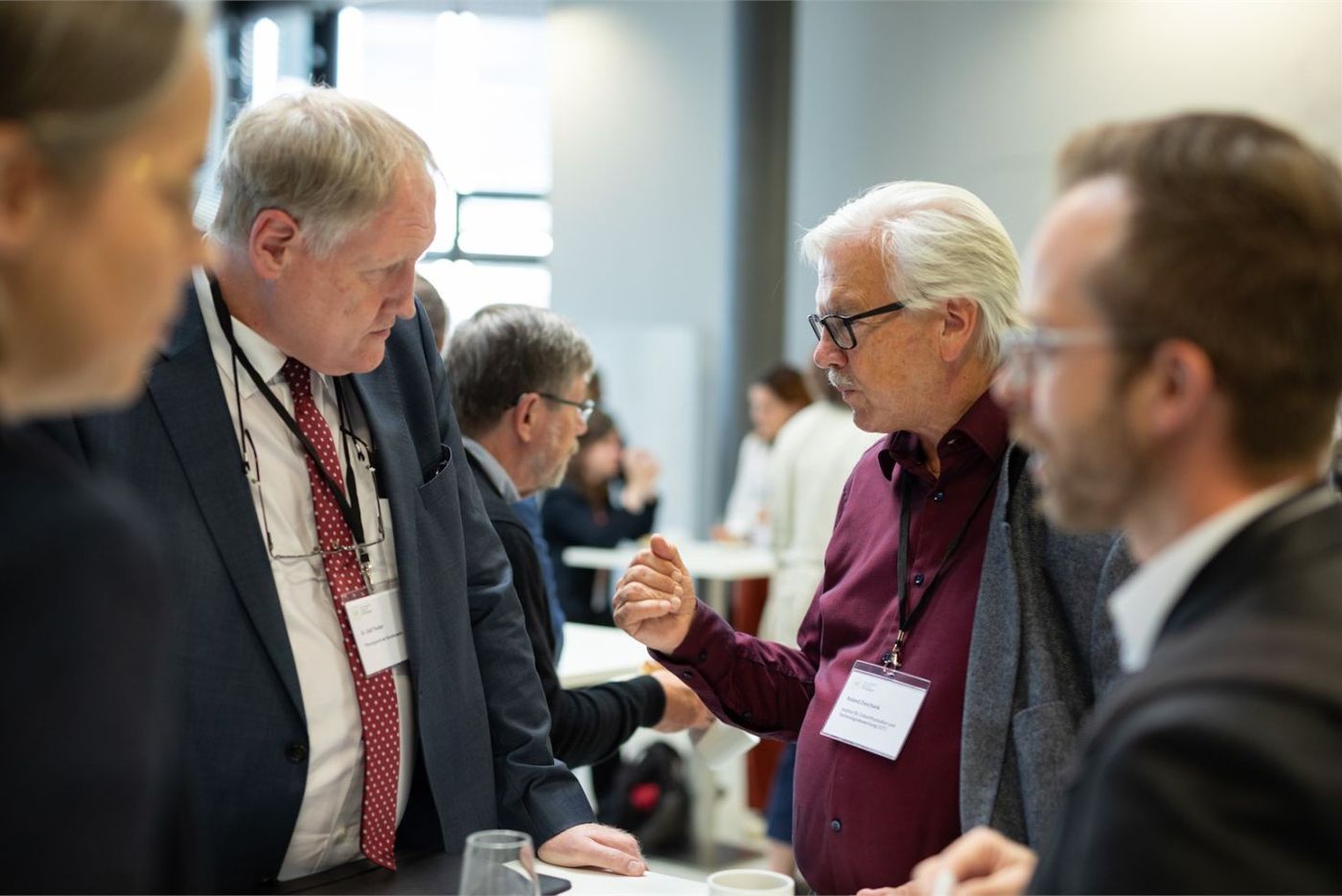 Fachleute bei Konferenzveranstaltung – Diskussionsrunde